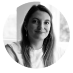 Antal-Bartalis Lilla UX/UI és grafikus designer portréja, természetes, letisztult környezetben