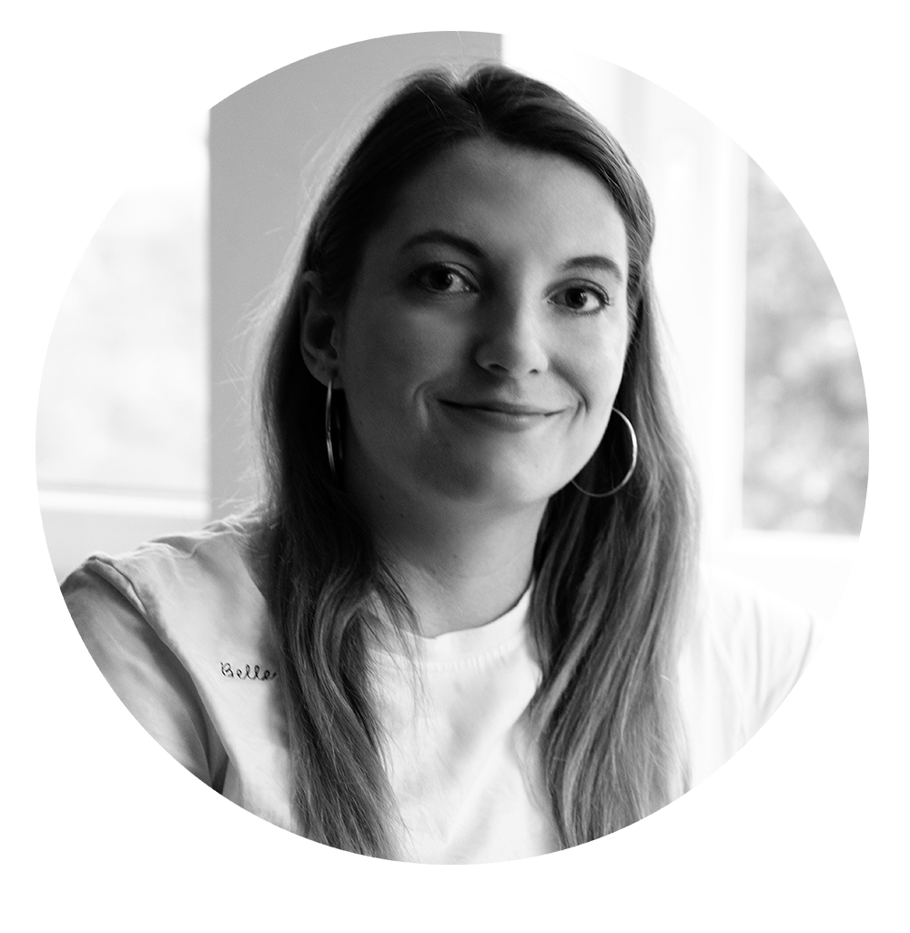 Antal-Bartalis Lilla UX/UI és grafikus designer portréja, természetes, letisztult környezetben